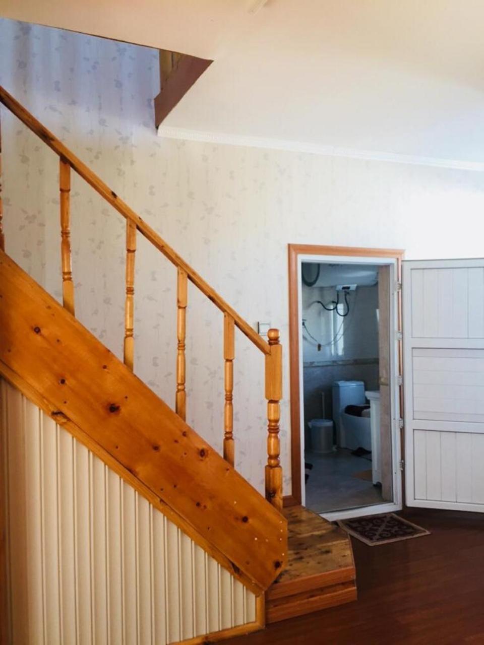 Bulbul Jamak Travel Hostel Улгий Екстер'єр фото